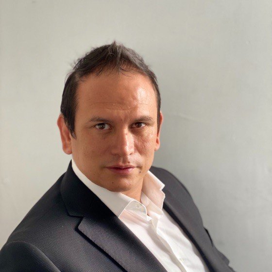 Alexander Villagómez, Director